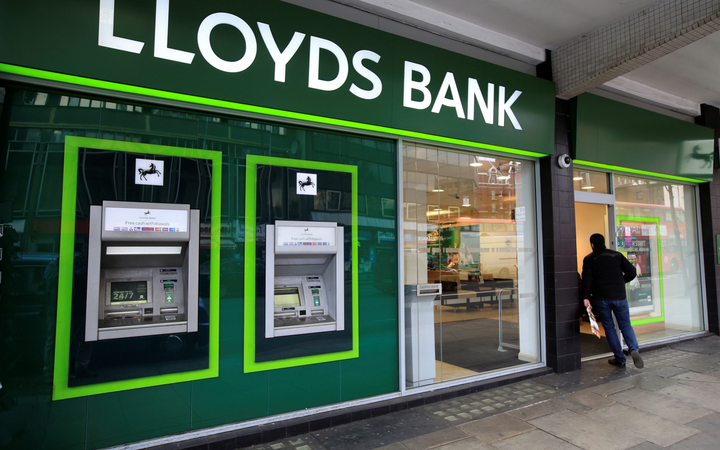 İngiliz Bankacılık Devi Lloyds, Kripto Varlık Uzmanı Arıyor