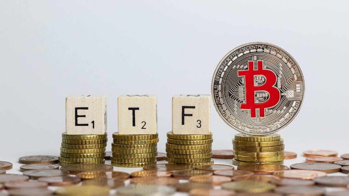 Mike McGlone, Bitcoin (BTC) ETF’inin Önümüzdeki Ay Onaylanabileceğini Söyledi