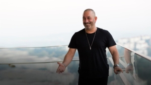 Cem Yılmaz NFT’sini Refik Anadol’a Hediye Etti