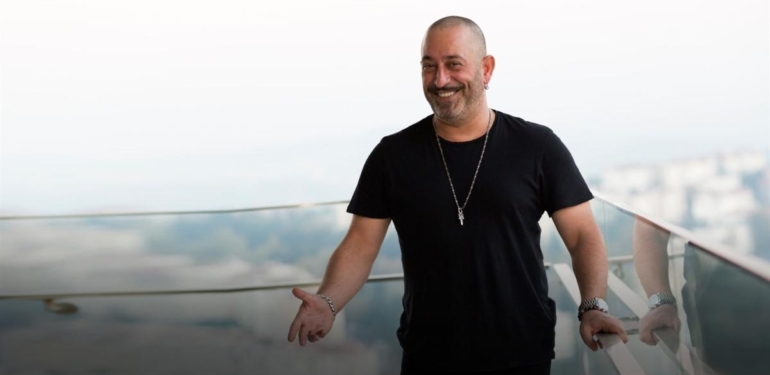 Cem Yılmaz NFT’sini Refik Anadol’a Hediye Etti