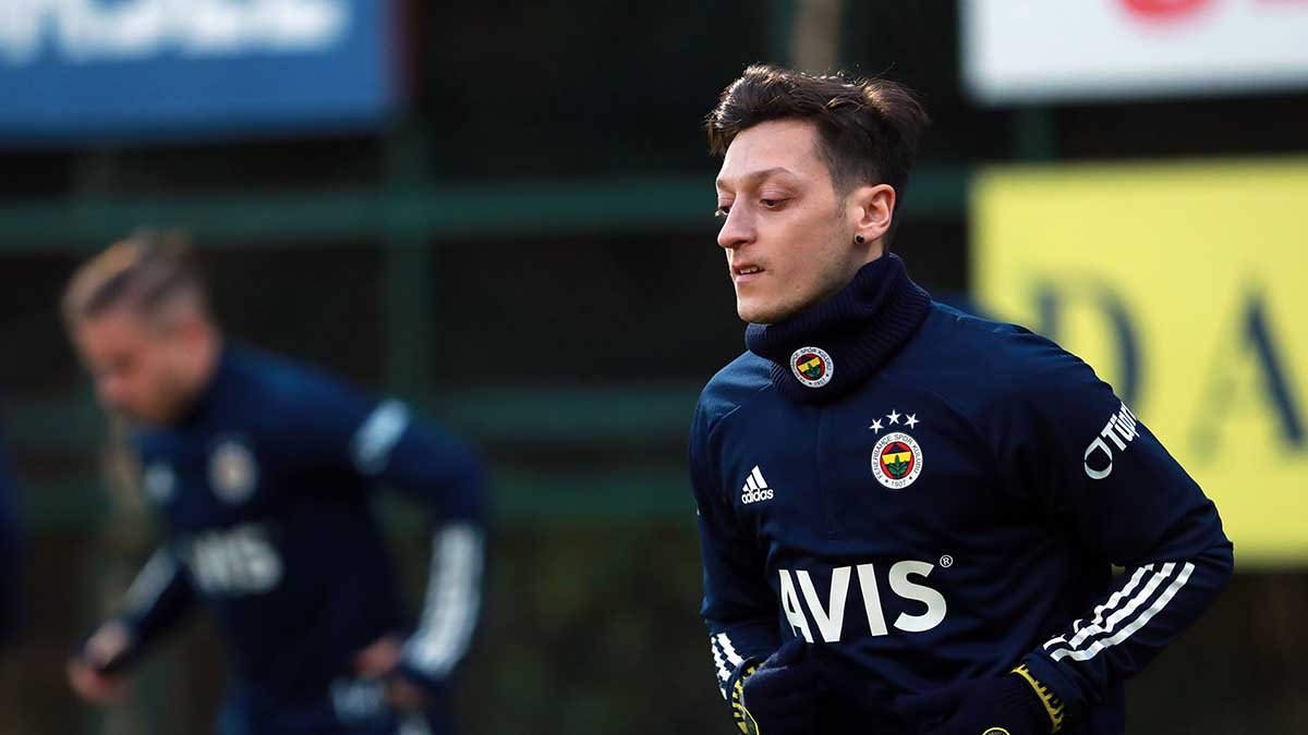 Fenerbahçeli Futbolcu Mesut Özil Takipçilerine Sordu: Bitcoin mi, Ethereum mu?