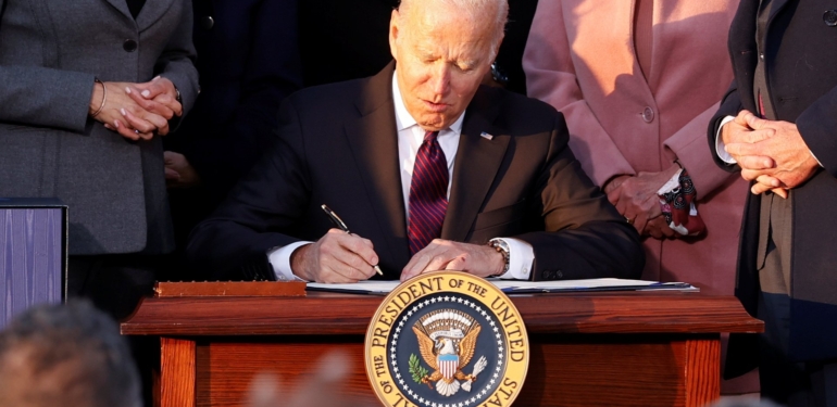 abd-baskani-biden-tartismaya-neden-olan-altyapi-tasarisini-imzaladi - Crypto Turkey ABD Başkanı Biden, Tartışmaya Neden Olan Altyapı Tasarısını İmzaladı