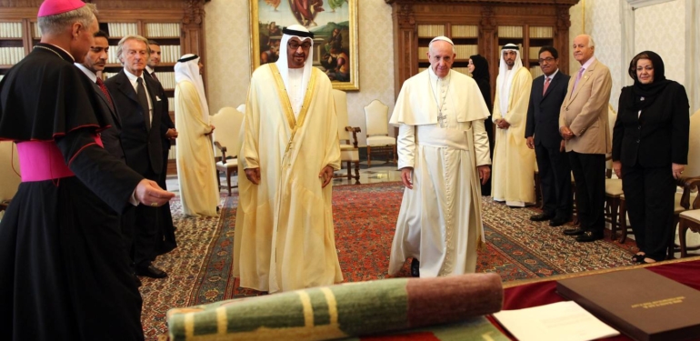 bae-nin-papa-francis-e-hediye-ettigi-halinin-nft-si-satisa-cikiyor - Crypto Turkey BAE’nin, Papa Francis’e Hediye Ettiği Halının NFT’si Satışa Çıkıyor