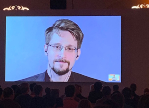 Edward Snowden’dan düşüş yorumu: Her şey yandığında ağaçlar yeniden çıkar